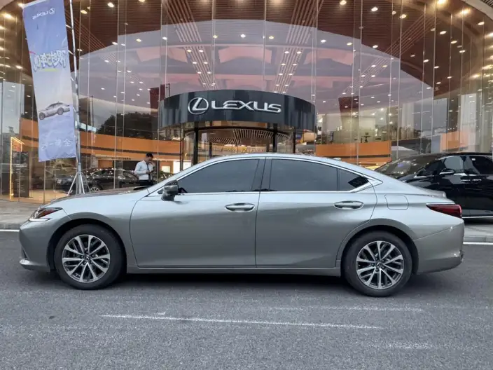 Lexus ES 2022 Model 200 Superior Edition