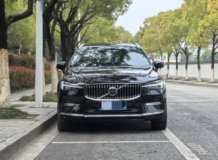 Volvo XC60 2023 Model B5 4WD Smart Range Deluxe Edition