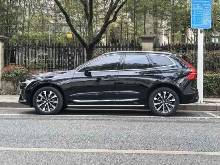 Volvo XC60 2023 Model B5 4WD Smart Range Deluxe Edition