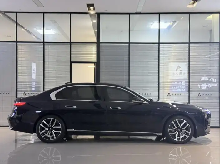 BMW 7 Series 2023 Model 735Li M Sports Set – фото 3
