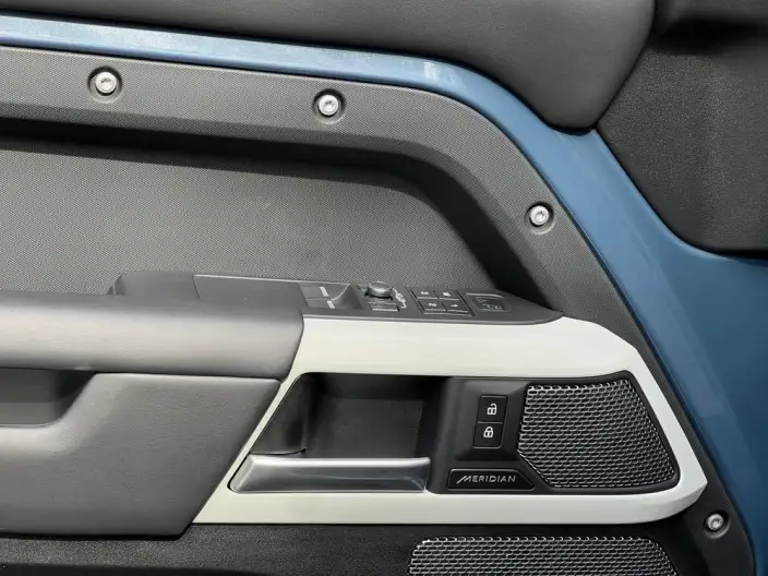 Land Rover Defender 2022 Model 90 P300 X-Dynamic HSE – фото 9