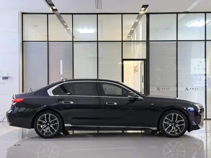 BMW 7 Series 2023 Model 735Li M Sports Set – фото 2