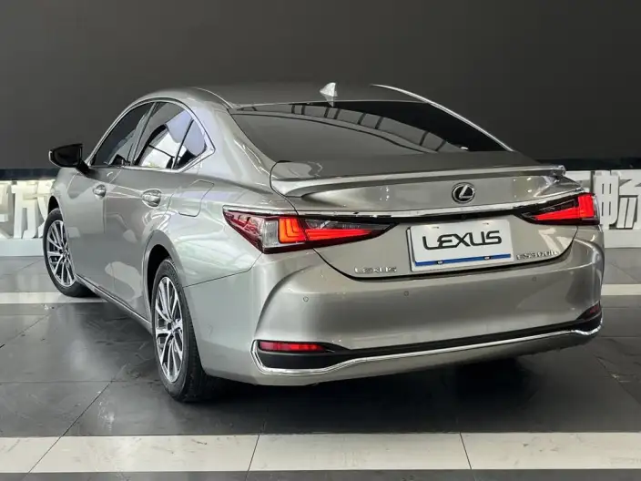 Lexus ES 2022 Model 300h Superior Edition