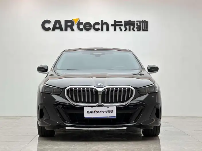 BMW 5 Series 2026 Model 530Li Exclusive Model M Sports Set – фото 2