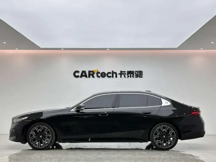 BMW 5 Series 2026 Model 530Li Exclusive Model M Sports Set – фото 4