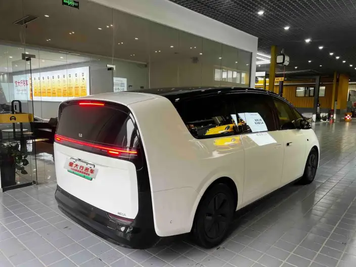 Li Auto MEGA 2024 Model Ultra Edition – фото 3