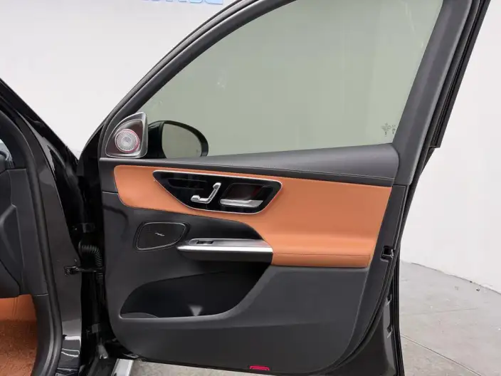 Mercedes-Benz GLC 2026 Model GLC 260 L 4MATIC Classic Edition 5 seat – фото 9