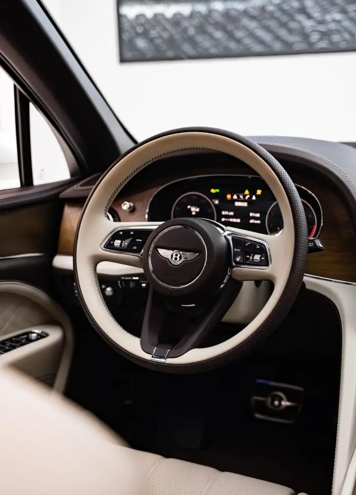 Bentayga 2023 Model 4.0T V8 Long wheelbase Yadu Edition – фото 6
