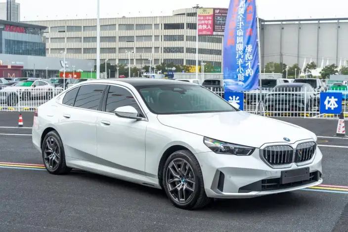 BMW i5 2024 Model eDrive35L Exclusive Model Luxury Set – фото 3