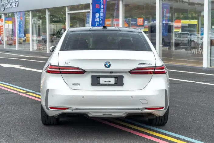 BMW i5 2024 Model eDrive35L Exclusive Model Luxury Set – фото 5