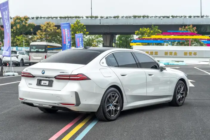 BMW i5 2024 Model eDrive35L Exclusive Model Luxury Set – фото 6