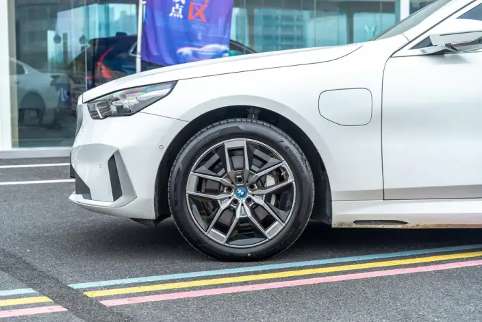 BMW i5 2024 Model eDrive35L Exclusive Model Luxury Set – фото 7