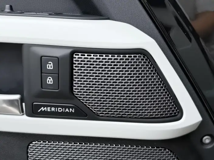 Land Rover Defender 2023 Model 110 3.0T P400 X-Dynamic HSE – фото 9