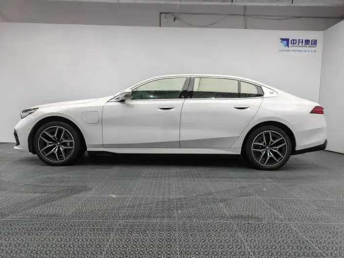BMW i5 2024 Model eDrive35L Exclusive Model Luxury Set – фото 4