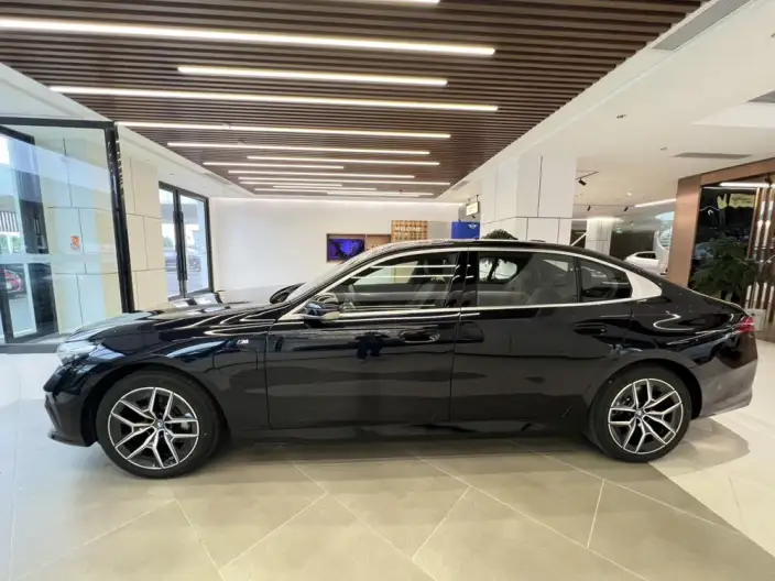 BMW i5 2025 Model eDrive35L Luxury Set