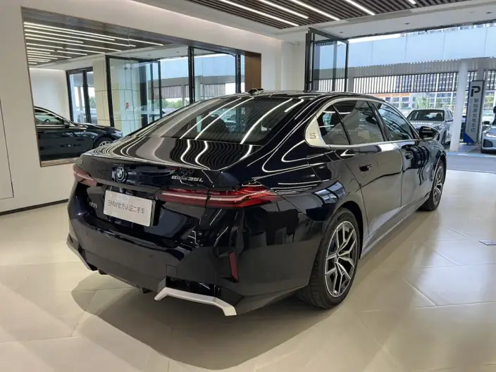 BMW i5 2025 Model eDrive35L Luxury Set – фото 6