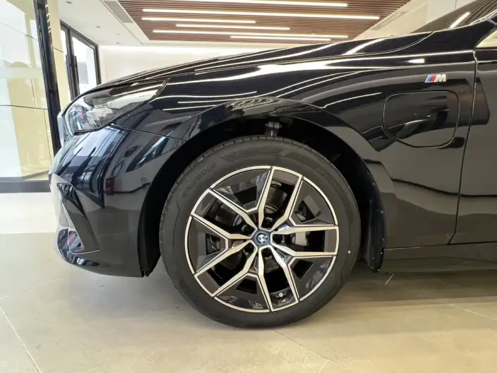 BMW i5 2025 Model eDrive35L Luxury Set – фото 8