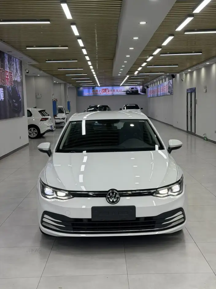 Volkswagen Golf 2023 Model 200TSI DSG