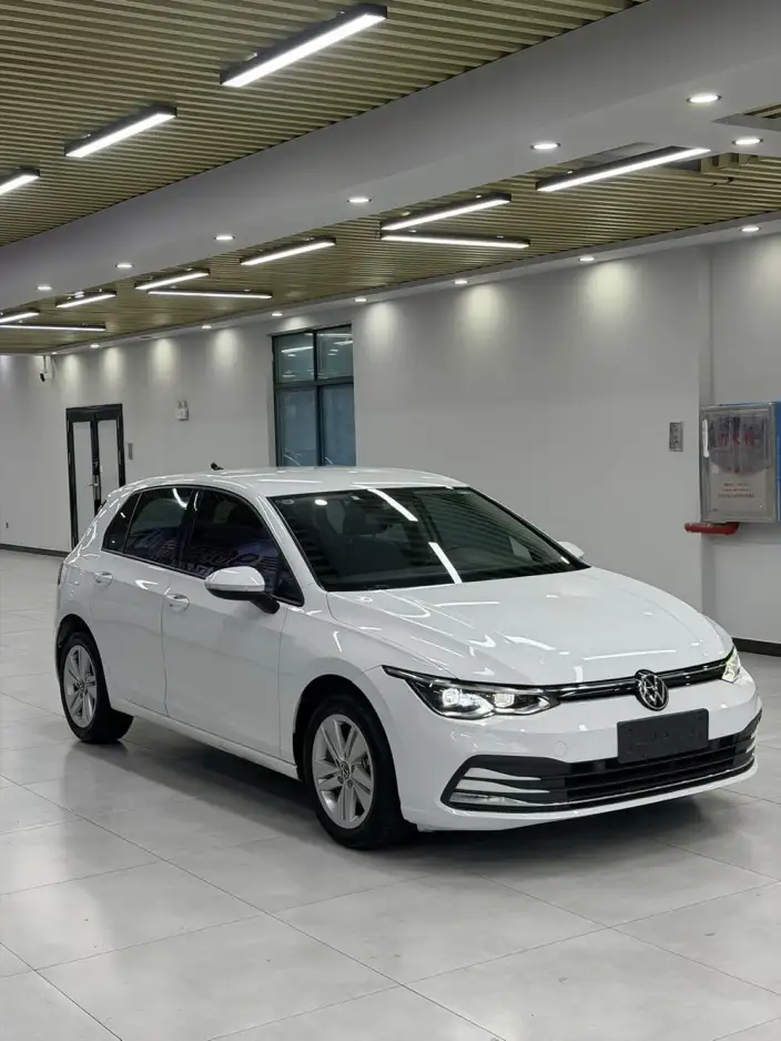 Volkswagen Golf 2023 Model 200TSI DSG