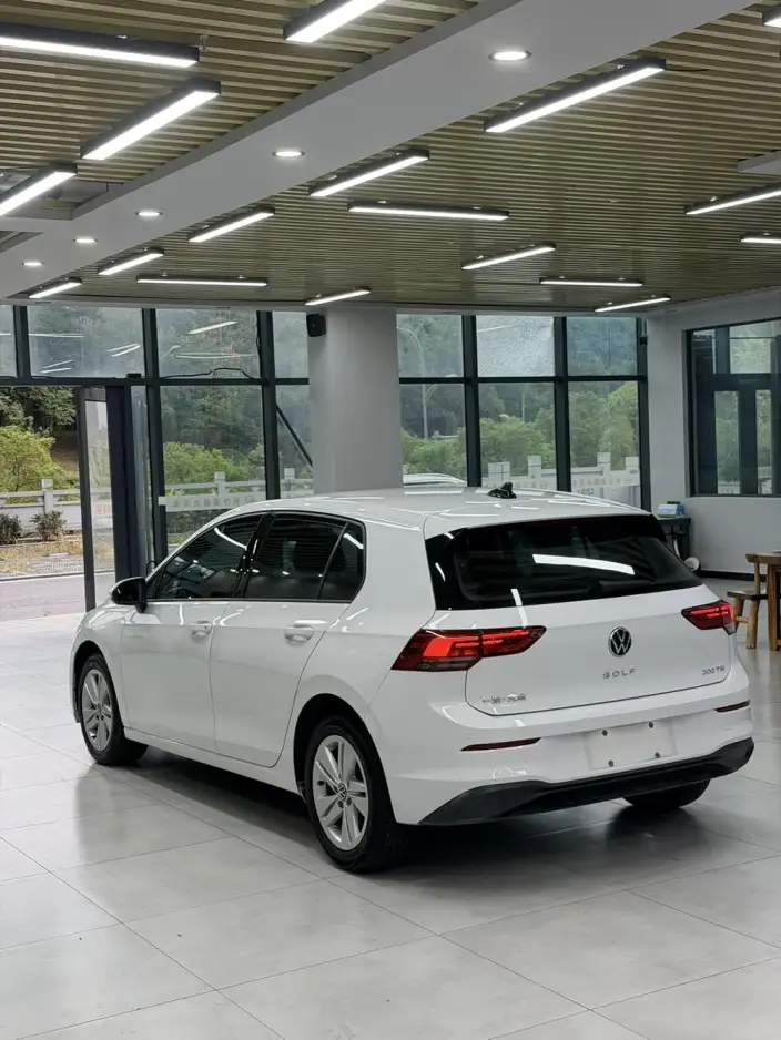 Volkswagen Golf 2023 Model 200TSI DSG