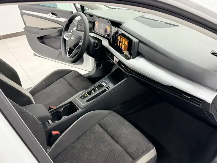 Volkswagen Golf 2023 Model 200TSI DSG – фото 8