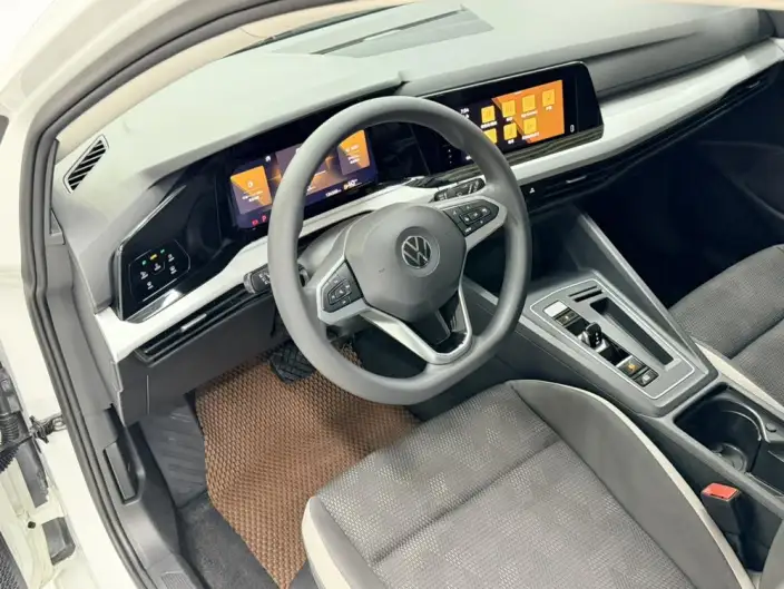 Volkswagen Golf 2023 Model 200TSI DSG – фото 9
