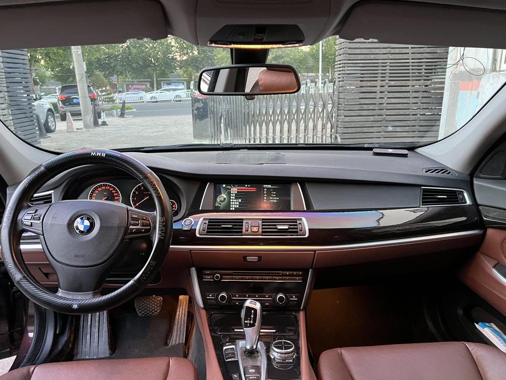 BMW 5 Series GT 2014 535i Leading – фото 12