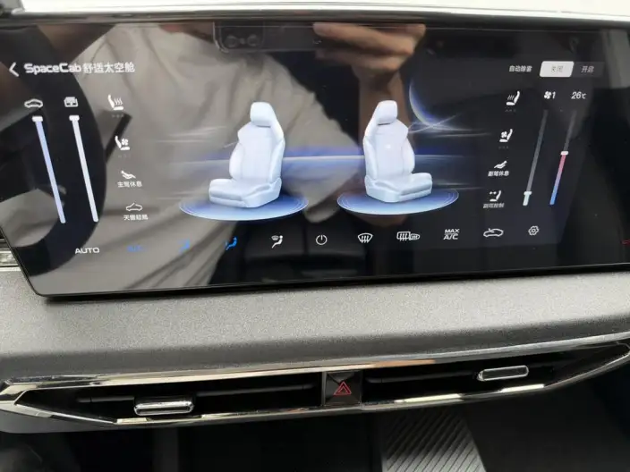 Changan Auchan Z6 2022 Model Blue whale 1.5T DCT Smart Prestige Model – фото 9