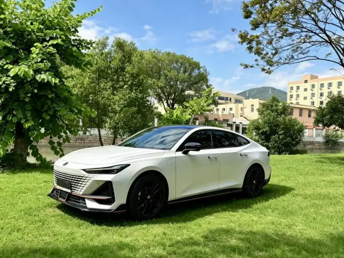 Changan UNI-V 2023 Model 1.5T Sports Edition – фото 1