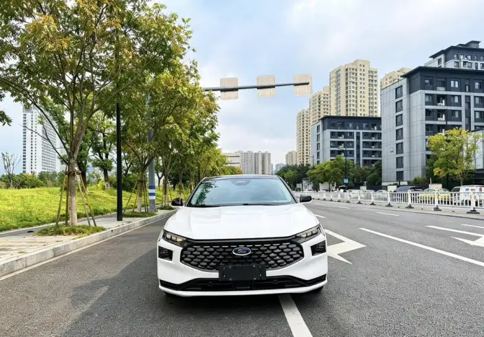 Ford Mondeo 2023 Model EcoBoost 245 Luxury Model – фото 2
