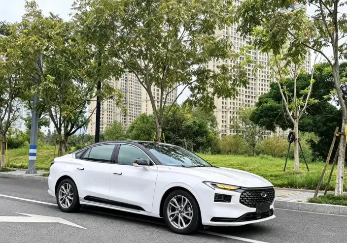 Ford Mondeo 2023 Model EcoBoost 245 Luxury Model – фото 3