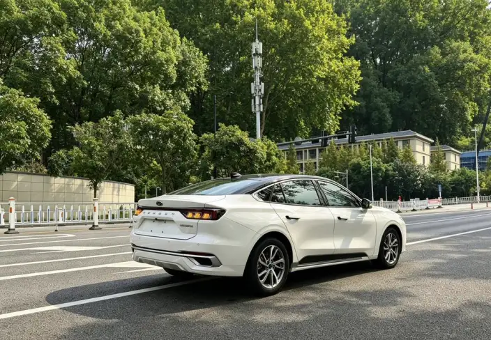 Ford Mondeo 2023 Model EcoBoost 245 Luxury Model – фото 6