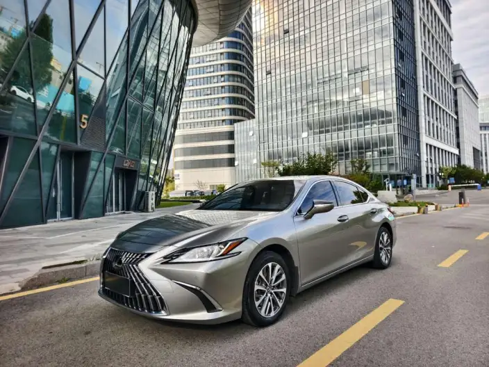 Lexus ES 2024 Model 200 Premium – фото 1