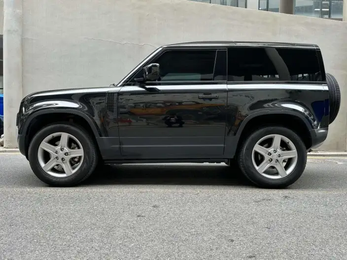 Land Rover Defender 2022 Model 90 P300 SE