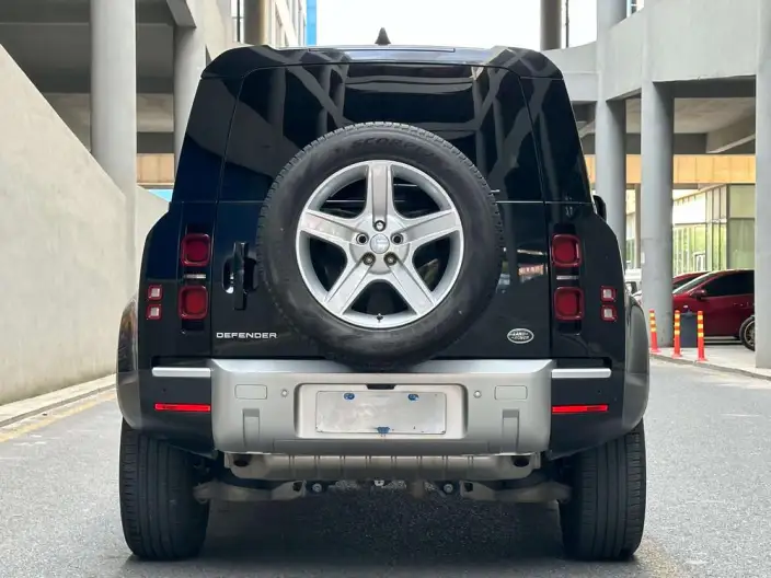 Land Rover Defender 2022 Model 90 P300 SE