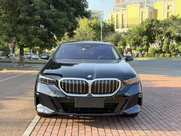 BMW 5 Series 2026 Model 530Li Exclusive Model M Sports Set – фото 2