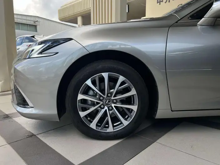 Lexus ES 2025 Model 200 Premium