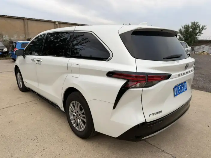 Toyota Sienna 2021 Model 2.5L Hybrid Deluxe Edition – фото 4