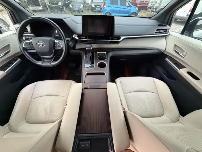 Toyota Sienna 2021 Model 2.5L Hybrid Deluxe Edition – фото 9