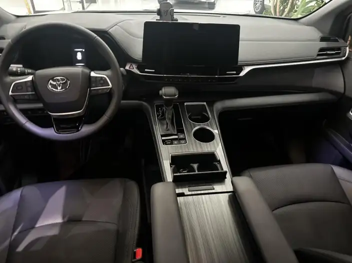 Toyota Sienna 2024 Model Hybrid 2.5L 4WD Premium Edition – фото 10