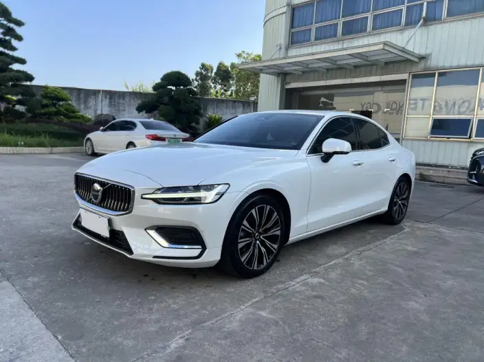 Volvo S60 2024 Model B4 Smart Range Deluxe Edition – фото 1