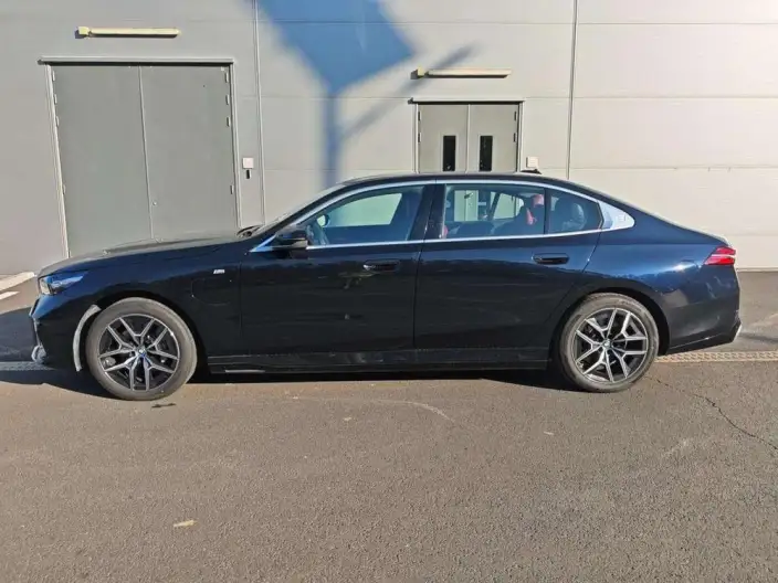 BMW i5 2025 Model eDrive35L Luxury Set