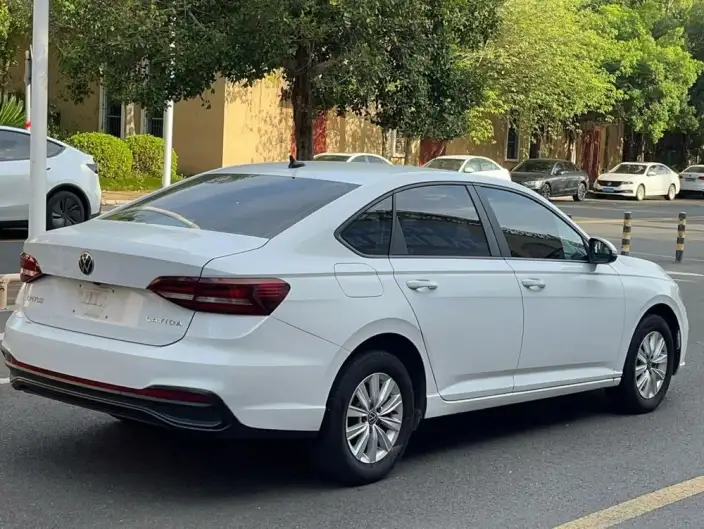Volkswagen Lavida 2023 Model Facelift 1.5L Automatic Deyi Edition – фото 6