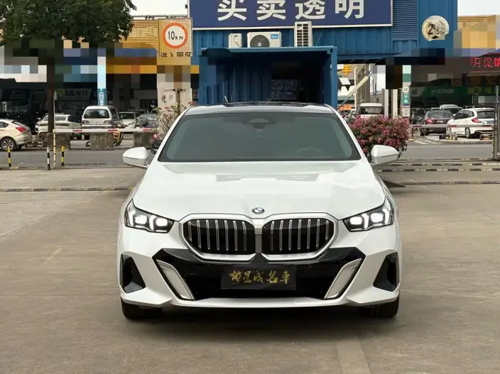 BMW 5 Series 2025 Model 530Li Leading Model M Sports Set – фото 2