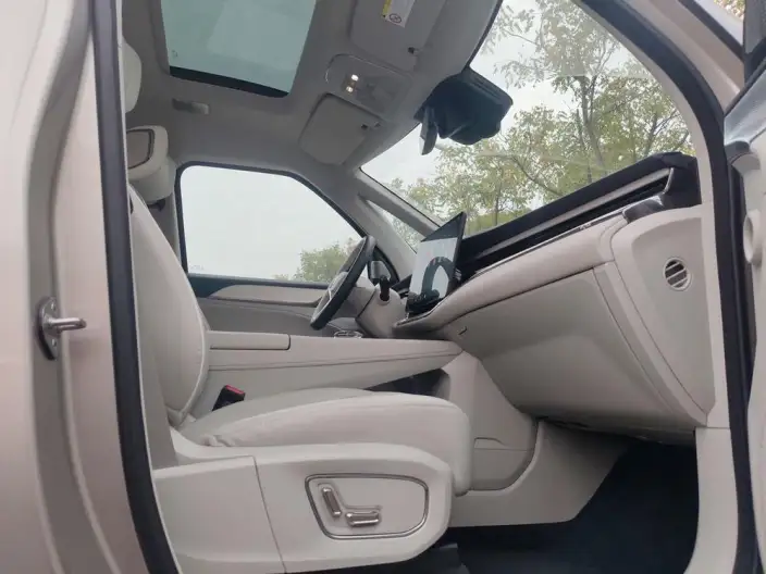 Volvo EM90 2025 Model Ultra VI seat