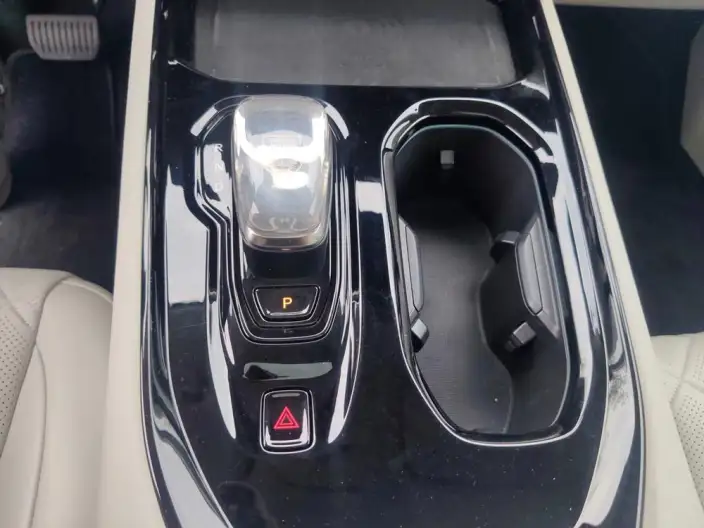 Volvo EM90 2025 Model Ultra VI seat – фото 8