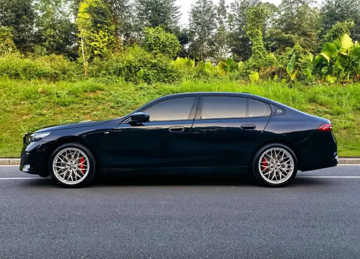 BMW 5 Series 2025 Model 530Li Exclusive Model M Sports Set – фото 4