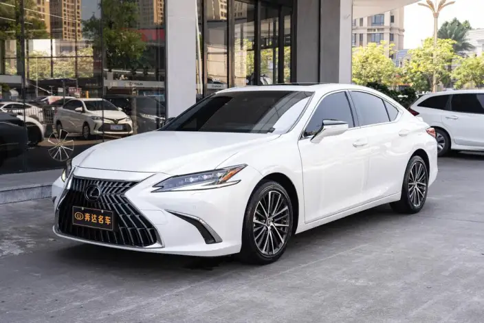 Lexus ES 2022 Model 300h Premium – фото 1