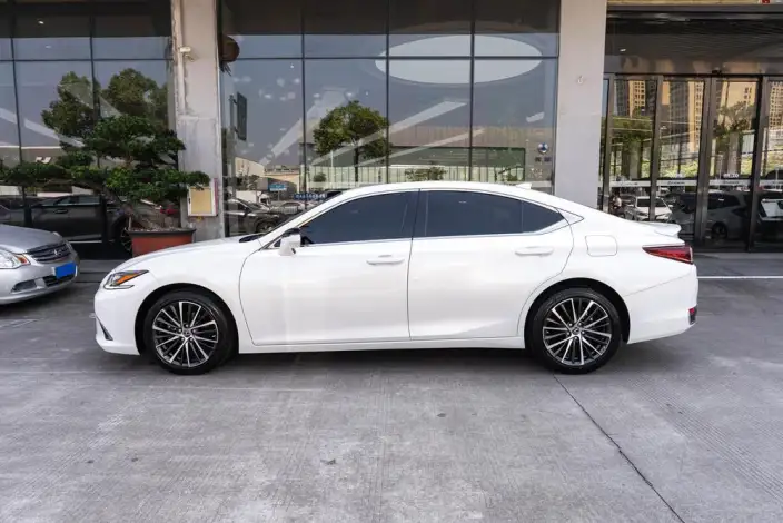 Lexus ES 2022 Model 300h Premium – фото 3