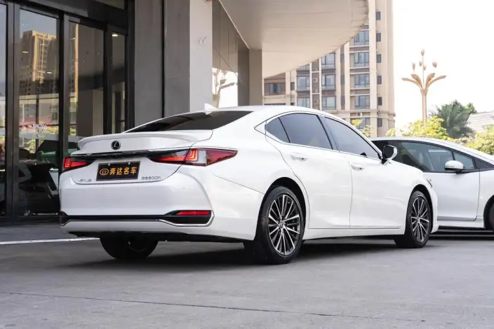 Lexus ES 2022 Model 300h Premium – фото 5